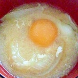 落とし卵と玉ねぎの味噌汁